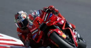 Bagnaia se impone en el Sprint mientras Marc Márquez se acerca al título