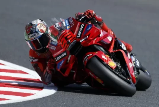 Bagnaia se impone en el Sprint mientras Marc Márquez se acerca al título