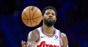 Paul George se pierde el comienzo del training camp debido a problemas en su rodilla Después de haber pasado por una nueva cirugía en su rodilla, Paul George ha confirmado que no estará presente en el inicio del training camp