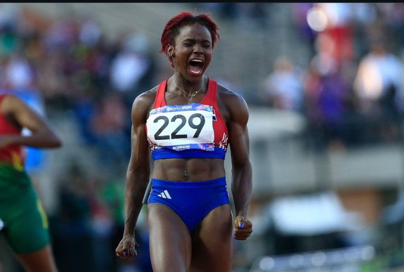 Lirianyi Alonso: La Promesa Dominicana del Atletismo que Brilló en Japón La dominicana Liranyi Alonso reacciona emocionada luego de ganar una pasada carrera.